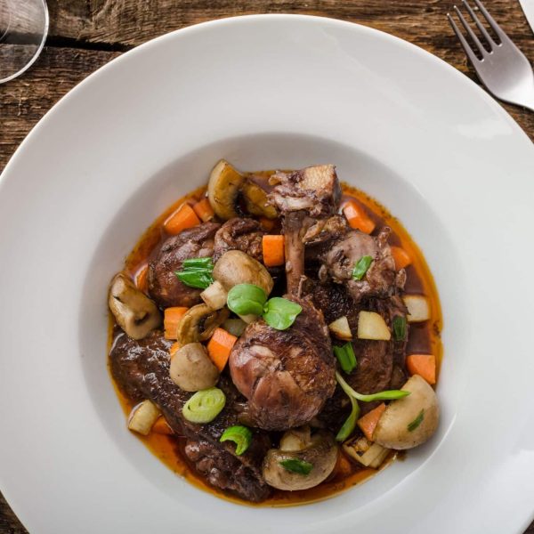 Coq au vin med champignon kylling, vin og grøntsager